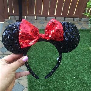 Sequined Minni Mouse eats from Disneyland ❤️🖤🐭